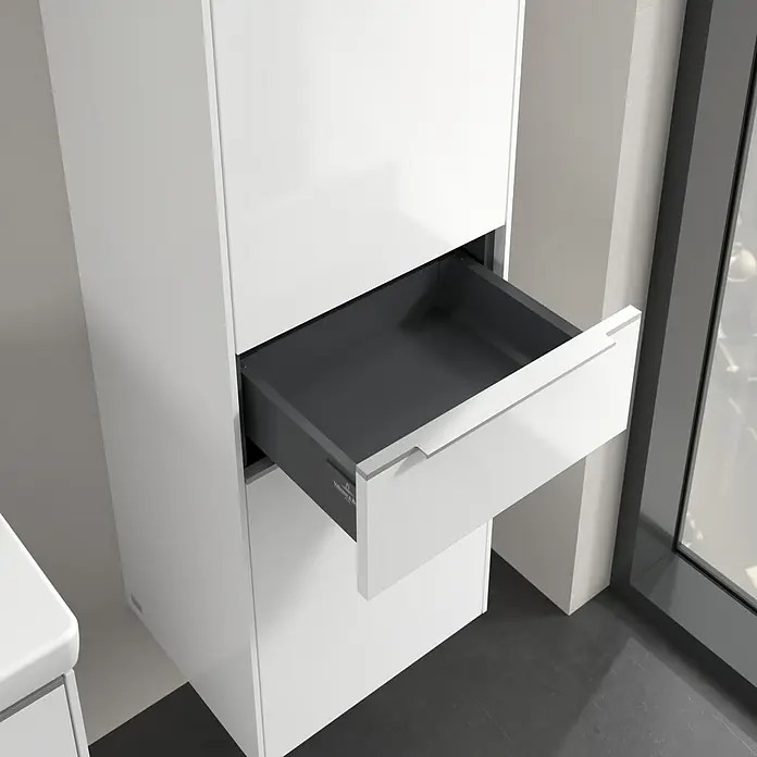 Villeroy & Boch Subway 3.0 Hochschrank - B x T x H: 40 x 36,2 x 171 cm, 1x Schublade, 2x Tür, Brilliant White, Farbe Griff: Aluminium glänzend, DIN Anschlag: Rechts - Ein weißer Badezimmerschrank mit einer Schublade, die teilweise geöffnet ist und Einblick ins Innere gewährt. Modernes Design für Ihr Bad.
