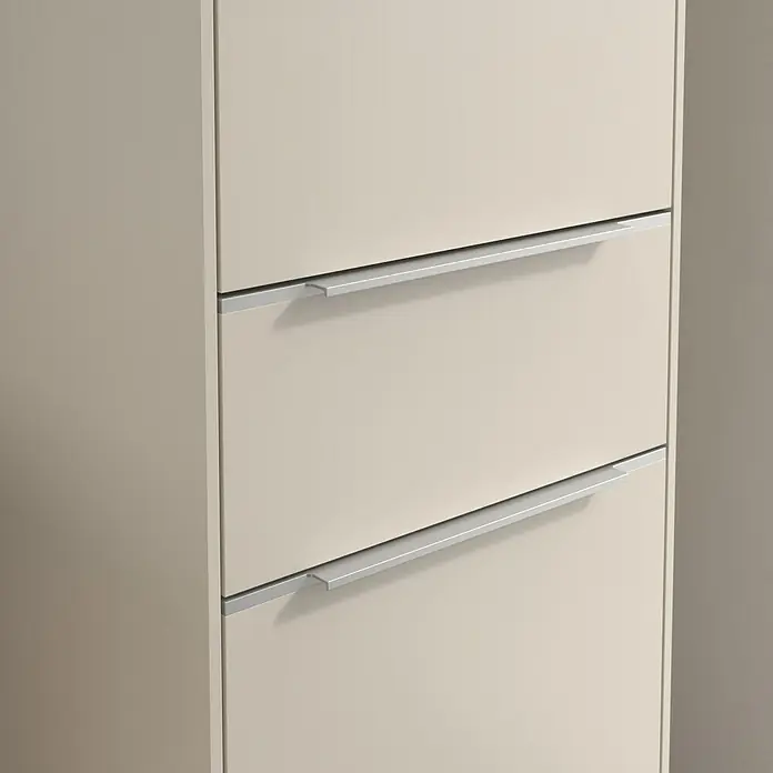 Villeroy & Boch Subway 3.0 Hochschrank - B x T x H: 40 x 36,2 x 171 cm, 1x Schublade, 2x Tür, Cashmere Grey, Farbe Griff: Aluminium glänzend, DIN Anschlag: Rechts - Nahaufnahme eines cremefarbenen Schuhschranks mit drei Schubladen und modernen, silbernen Griffen. Praktisch und stilvoll für die Aufbewahrung von Schuhen.