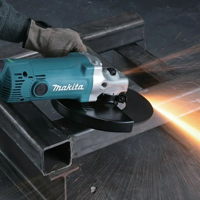Makita Elektro-Winkelschleifer GA9050R - 2.000 W, Durchmesser Scheibe: 230 mm, Leerlaufdrehzahl: 6.600 U/min - Nahaufnahme einer Makita-Flex beim Schneiden von Metall mit Funkenflug. Werkzeug und Sicherheit stehen im Fokus.