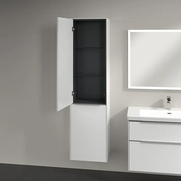 Villeroy & Boch Subway 3.0 Hochschrank - B x T x H: 40 x 36,2 x 171 cm, 1x Klappe mit Wäschekorb, 1x Tür, Brilliant White, Farbe Griff: Aluminium glänzend, DIN Anschlag: Links - Weißer Badezimmerschrank mit offener Tür und Glasregalen, daneben ein beleuchteter Spiegel und ein Waschbeckenunterschrank.