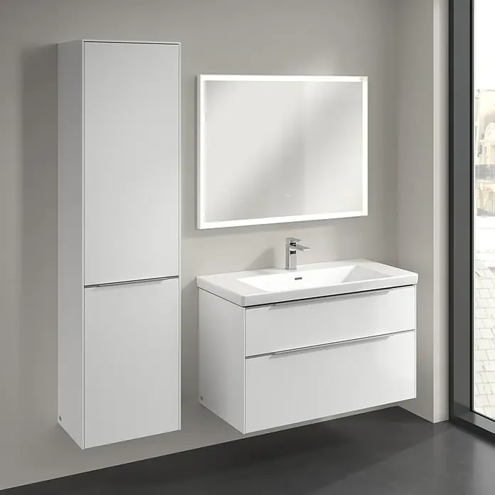 Villeroy & Boch Subway 3.0 Hochschrank - B x T x H: 40 x 36,2 x 171 cm, 1x Klappe mit Wäschekorb, 1x Tür, Brilliant White, Farbe Griff: Aluminium glänzend, DIN Anschlag: Links - Ein modernes Badezimmer-Ensemble in Weiß mit einem Waschbeckenunterschrank, einem Spiegelschrank und einem Hochschrank.