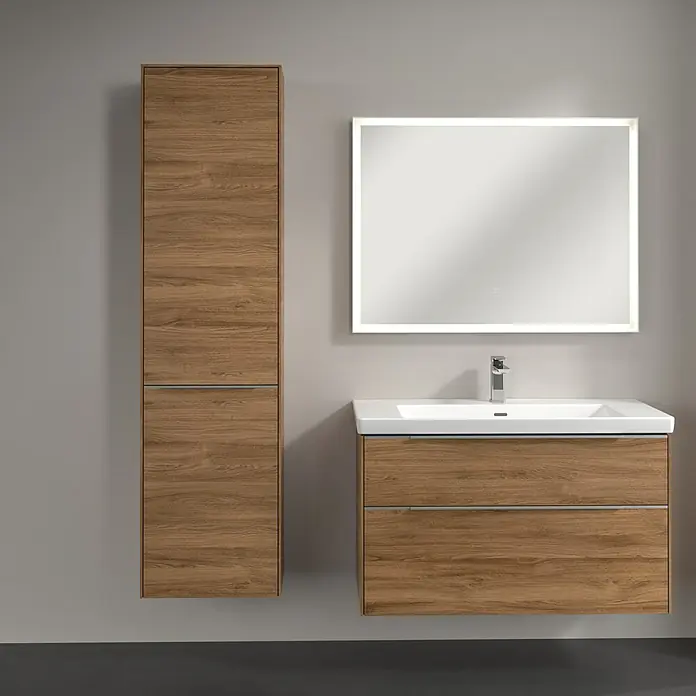 Villeroy & Boch Subway 3.0 Hochschrank - B x T x H: 40 x 36,2 x 171 cm, 1x Klappe mit Wäschekorb, 1x Tür, Kansas Oak, Farbe Griff: Aluminium glänzend, DIN Anschlag: Links - Badezimmer-Set mit einem Waschbeckenunterschrank in Holzoptik, einem Hochschrank und einem beleuchteten Spiegel für ein modernes Ambiente.