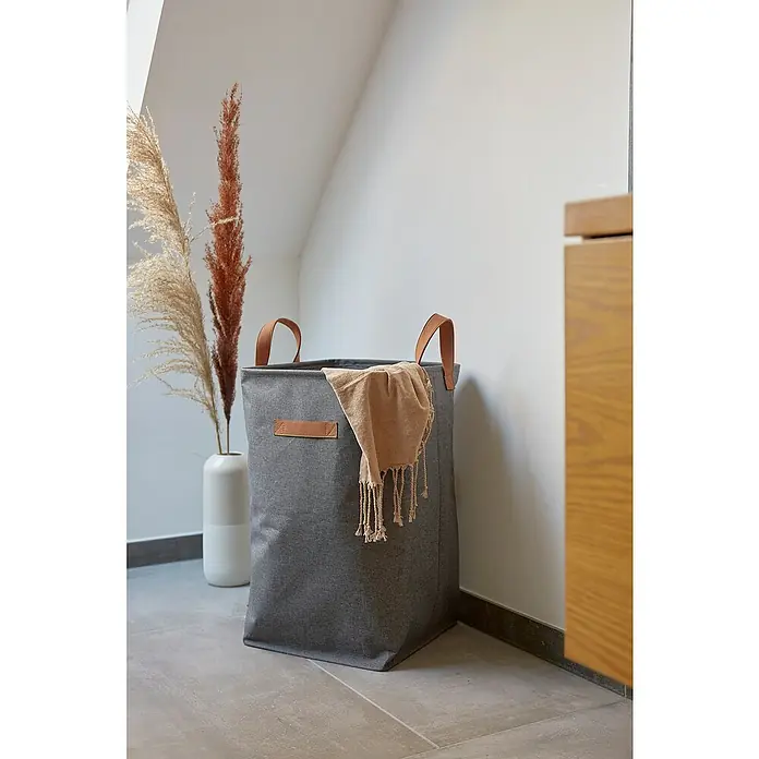 Store It Premium Wäschekorb - L x B x H: 35 x 35 x 58 cm, Grau - Grauer Wäschekorb aus Stoff mit Ledergriffen und beigefarbenem Tuch im Badezimmer oder Waschraum. Praktisch und stilvoll.