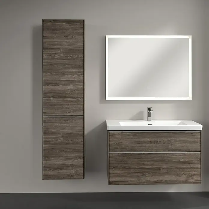Villeroy & Boch Subway 3.0 Hochschrank - B x T x H: 40 x 36,2 x 171 cm, 1x Klappe mit Wäschekorb, 1x Tür, Stone Oak, Farbe Griff: Aluminium glänzend, DIN Anschlag: Links - Badezimmer-Set mit Waschtischunterschrank mit Schubladen, Waschbecken und beleuchtetem Spiegel sowie einem Hochschrank in Holzoptik.