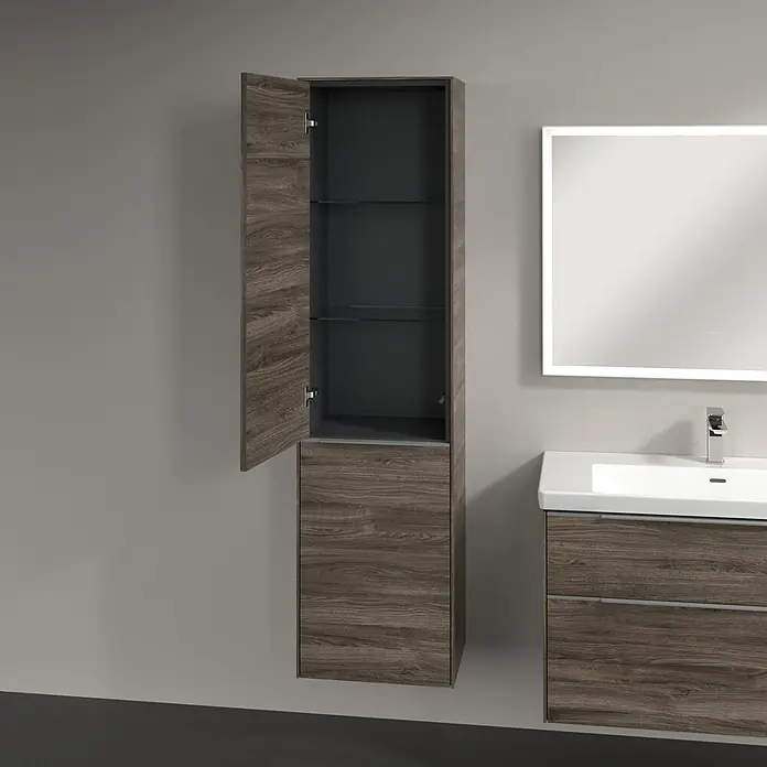 Villeroy & Boch Subway 3.0 Hochschrank - B x T x H: 40 x 36,2 x 171 cm, 1x Klappe mit Wäschekorb, 1x Tür, Stone Oak, Farbe Griff: Aluminium glänzend, DIN Anschlag: Links - Offener Hängeschrank aus Holz mit Glasböden im Badezimmer, neben einem Waschtisch mit Spiegel.