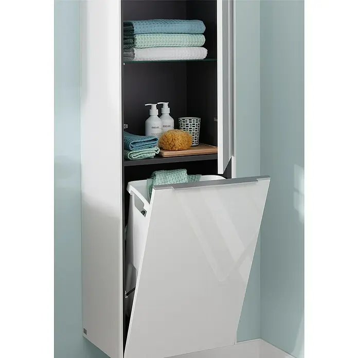 Villeroy & Boch Subway 3.0 Hochschrank - B x T x H: 40 x 36,2 x 171 cm, 1x Klappe mit Wäschekorb, 1x Tür, Brilliant White, Farbe Griff: Aluminium glänzend, DIN Anschlag: Links - Ein Badezimmerschrank mit Wäschefach, Ablagen und Pflegeprodukten. Der Schrank ist weiß und hat eine moderne Optik.