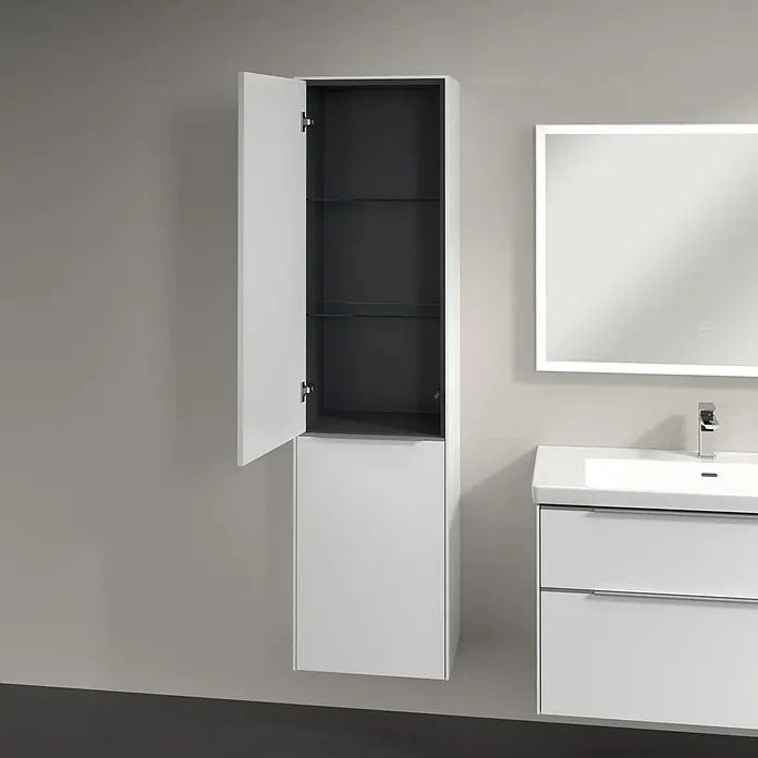 Villeroy & Boch Subway 3.0 Hochschrank - B x T x H: 40 x 36,2 x 171 cm, 1x Klappe mit Wäschekorb, 1x Tür, Pure White, Farbe Griff: Aluminium glänzend, DIN Anschlag: Links - Ein moderner weißer Hängeschrank mit offener Tür, der seine Regalfächer zeigt, neben einem Waschtisch mit Spiegel.