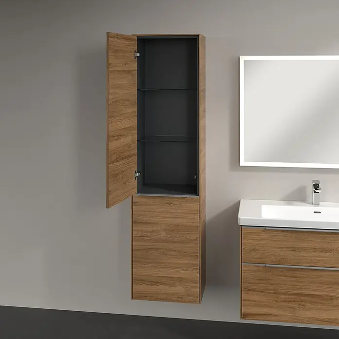 Villeroy & Boch Subway 3.0 Hochschrank - B x T x H: 40 x 36,2 x 171 cm, 1x Klappe mit Wäschekorb, 1x Tür, Kansas Oak, Farbe Griff: Aluminium glänzend, DIN Anschlag: Links - Ein hochformatiger, hölzerner Badezimmerschrank mit geöffneter Tür, der Einblick in die Innenfächer gewährt. Daneben ein Waschtisch mit Spiegel.