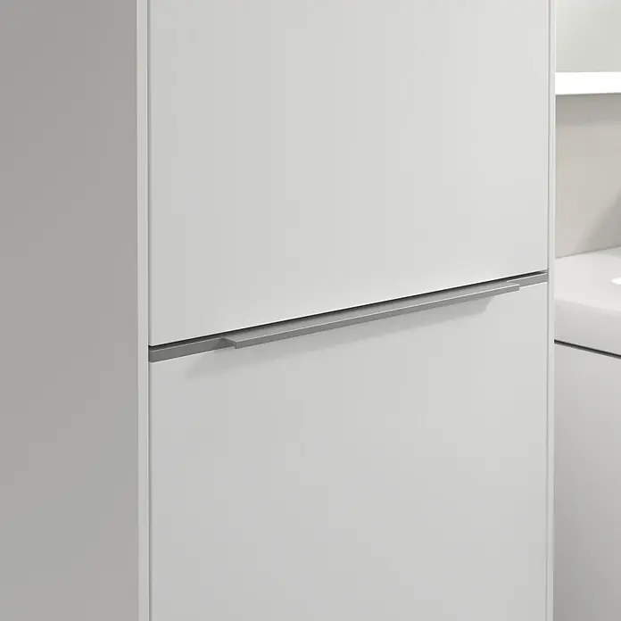 Villeroy & Boch Subway 3.0 Hochschrank - B x T x H: 40 x 36,2 x 171 cm, 1x Klappe mit Wäschekorb, 1x Tür, Brilliant White, Farbe Griff: Aluminium glänzend, DIN Anschlag: Links - Detailansicht eines weißen Badezimmerschranks mit einem schlichten, horizontalen Griff, der das minimalistische Design hervorhebt.