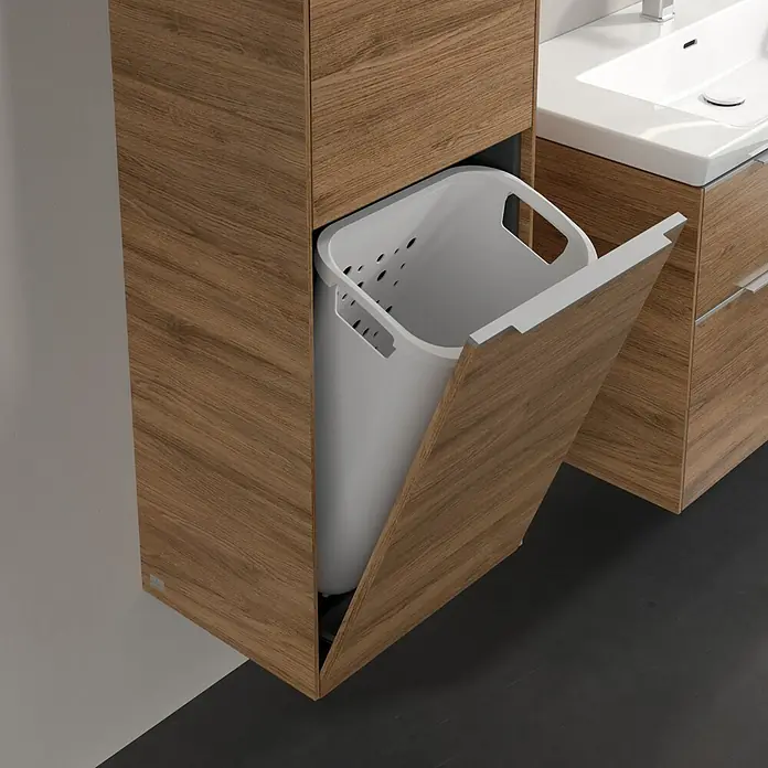 Villeroy & Boch Subway 3.0 Hochschrank - B x T x H: 40 x 36,2 x 171 cm, 1x Klappe mit Wäschekorb, 1x Tür, Kansas Oak, Farbe Griff: Aluminium glänzend, DIN Anschlag: Links - Einbau-Wäschesortierer aus Holz mit einer weißen Kunststoffwanne im Badezimmer. Praktisch und stilvoll für jedes moderne Bad.