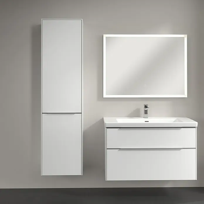 Villeroy & Boch Subway 3.0 Hochschrank - B x T x H: 40 x 36,2 x 171 cm, 1x Klappe mit Wäschekorb, 1x Tür, Brilliant White, Farbe Griff: Aluminium glänzend, DIN Anschlag: Links - Badezimmer-Set mit einem Waschbeckenunterschrank mit zwei Schubladen, einem Spiegelschrank und einem Hochschrank in Weiß.