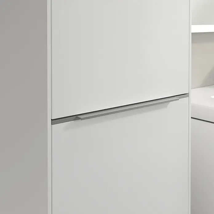 Villeroy & Boch Subway 3.0 Hochschrank - B x T x H: 40 x 36,2 x 171 cm, 1x Klappe mit Wäschekorb, 1x Tür, Pure White, Farbe Griff: Aluminium glänzend, DIN Anschlag: Links - Nahaufnahme eines modernen, weißen Badezimmerschranks mit einem schlanken, silberfarbenen Griff, der elegantes Design und Funktionalität vereint.