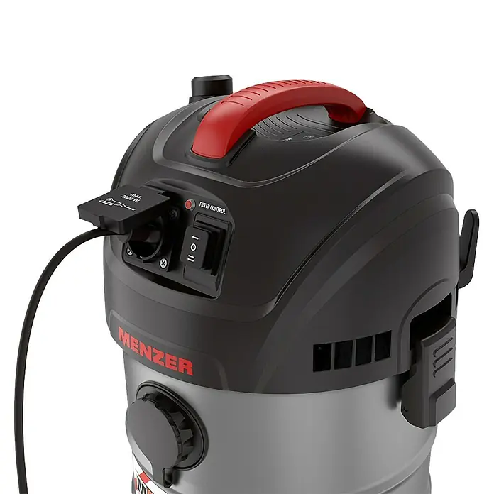 Menzer Elektro-Nass- & Trockensauger VCM 330 - 1.400 W, Behältervolumen: 30 l, Halbautomatisch - Nahaufnahme eines Menzer Staubsaugers mit rotem Griff, Leistungsanschluss und Filtersteuerung. Ideal für Werkstatt und Baustelle.