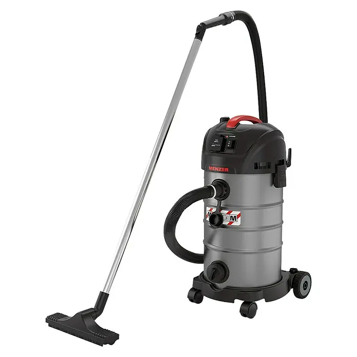 Menzer Elektro-Nass- & Trockensauger VCM 330 - 1.400 W, Behältervolumen: 30 l, Halbautomatisch - Abbildung eines Menzer Nass-/Trockensaugers. Der Staubsauger ist silberfarben mit einem schwarzen Kopf und einem roten Griff.