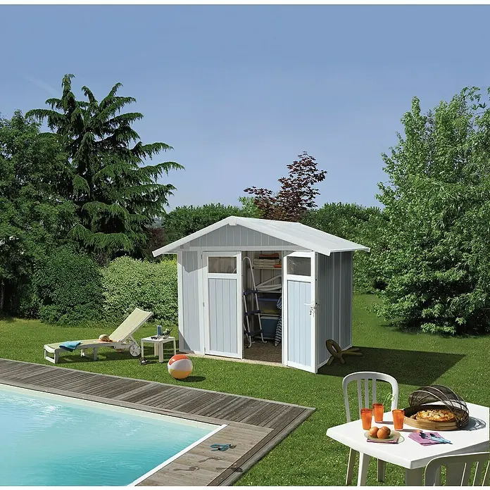 Grosfillex Caseta para jardín Utility - Medidas ext. (An x Pr): 295 x 261 cm, Plástico, Gris azulado - Un cobertizo azul claro con puertas abiertas se encuentra en un césped verde junto a una piscina, al lado de una mesa con comida y bebidas.