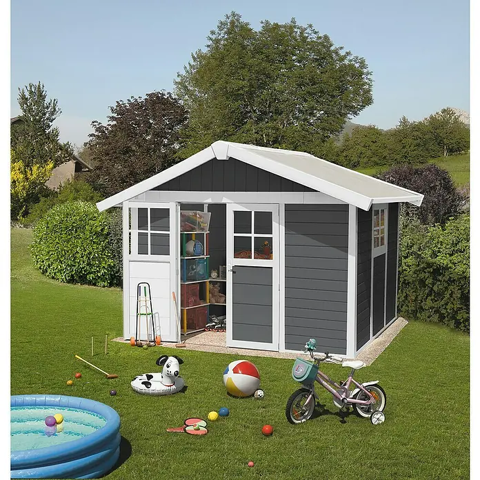 Grosfillex Caseta para jardín Deco - Medidas ext. (An x Pr): 370 x 298 cm, Plástico, Gris oscuro, 7,5 m² - Amplio cobertizo de jardín con muchos juguetes en el jardín. El cobertizo ofrece espacio de almacenamiento y tiene un aspecto muy acogedor.