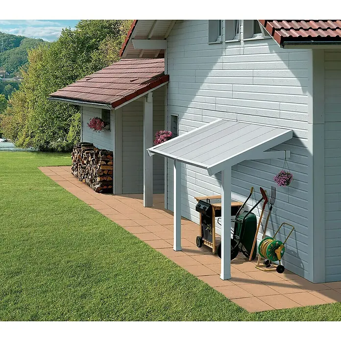 Grosfillex Schleppdach - Passend für: Grosfillex Gerätehäuser ab 7,5 m² - Das Foto zeigt eine überdachte Terrasse mit Gartengeräten und einem Grill. Holzstapel und Blumenkästen verzieren das Haus.