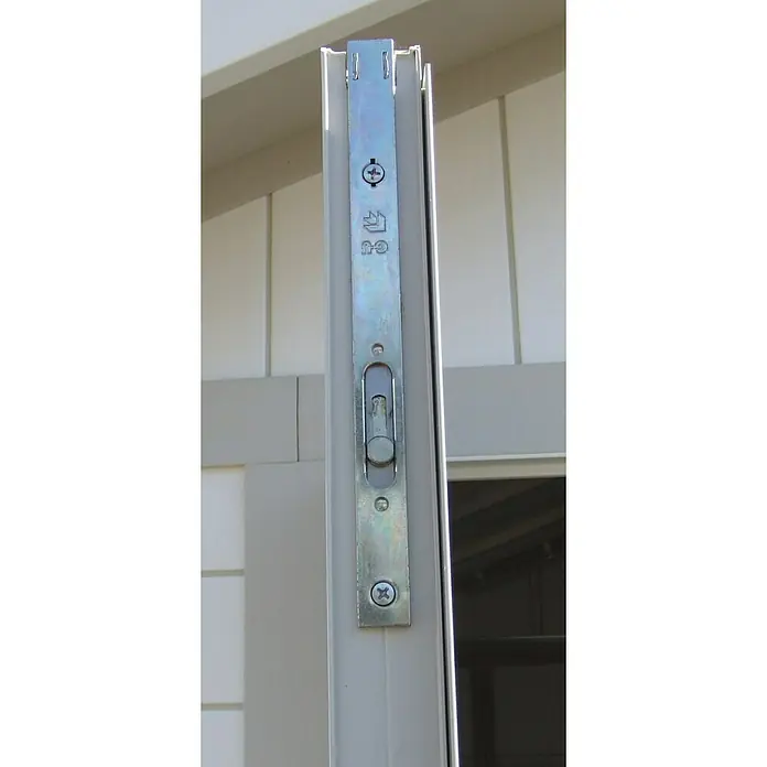Grosfillex Caseta para jardín Deco - Medidas ext. (An x Pr): 295 x 261 cm, Plástico, Gris oscuro, 4,9 m² - Primer plano de un cierre metálico de ventana fijado a un marco de ventana blanco, con instrucciones de operación y tornillos visibles.