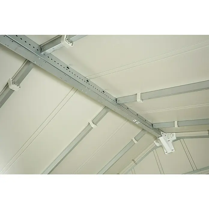 Grosfillex Caseta para jardín Deco - Medidas ext. (An x Pr): 370 x 298 cm, Plástico, Beige/Blanco, 7,5 m² - Vista interior de un cobertizo con estructura metálica y paneles blancos. Detalles de construcción visibles, incluyendo agujeros y conectores.