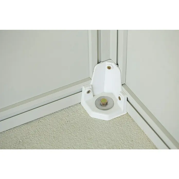 Grosfillex Caseta para jardín Deco - Medidas ext. (An x Pr): 370 x 298 cm, Plástico, Beige/Blanco, 7,5 m² - Primer plano de una esquina blanca con herrajes y un perno hexagonal. El accesorio robusto garantiza conexiones seguras.