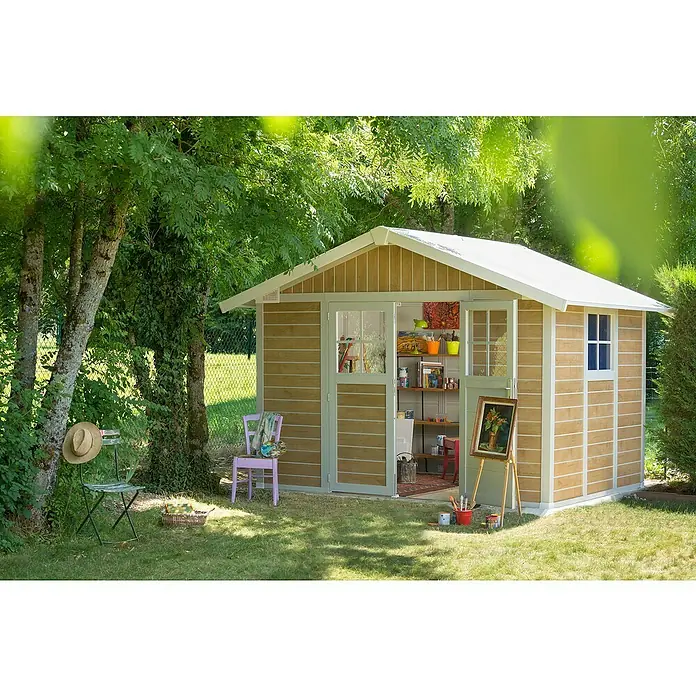 Grosfillex Caseta para jardín Deco - Medidas ext. (An x Pr): 370 x 298 cm, Plástico, Beige/Blanco, 7,5 m² - Una vista atractiva de una caseta de jardín que sirve como estudio, con un caballete y materiales de arte en el verdor.