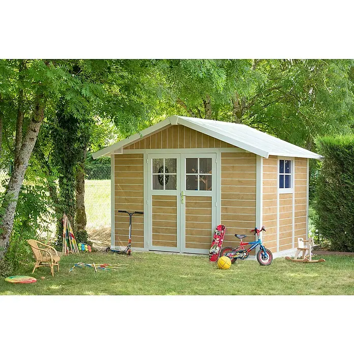 Grosfillex Caseta para jardín Deco - Medidas ext. (An x Pr): 370 x 298 cm, Plástico, Beige/Blanco, 7,5 m² - Caseta de jardín de madera con techo y ventanas blancas, rodeada de juguetes sobre una hierba verde.