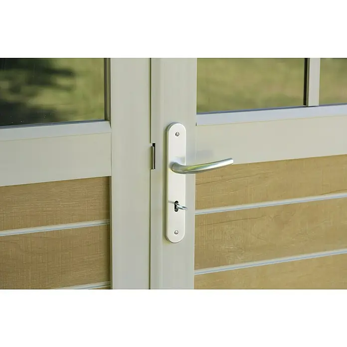 Grosfillex Caseta para jardín Deco - Medidas ext. (An x Pr): 370 x 298 cm, Plástico, Beige/Blanco, 7,5 m² - Primer plano de una puerta con un moderno tirador plateado, con una pequeña llave, sobre un fondo de ventana y paneles de madera.