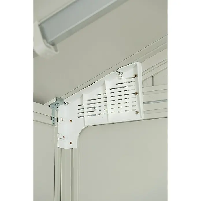 Grosfillex Caseta para jardín Deco - Medidas ext. (An x Pr): 370 x 298 cm, Plástico, Beige/Blanco, 7,5 m² - Primer plano de una unidad de ventilación blanca unida a la esquina de un gabinete, asegurada con tornillos.