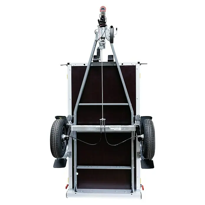 Stema Anhänger BASIC 1000 Kompakt - Nutzlast: 830 kg, Einachser, Kasteninnenmaß: 201 x 108 x 33 cm, Gebremst - Eine vertikale Ansicht eines Pkw-Anhängers mit gut sichtbarem Fahrgestell, Rädern und der Befestigungsvorrichtung.