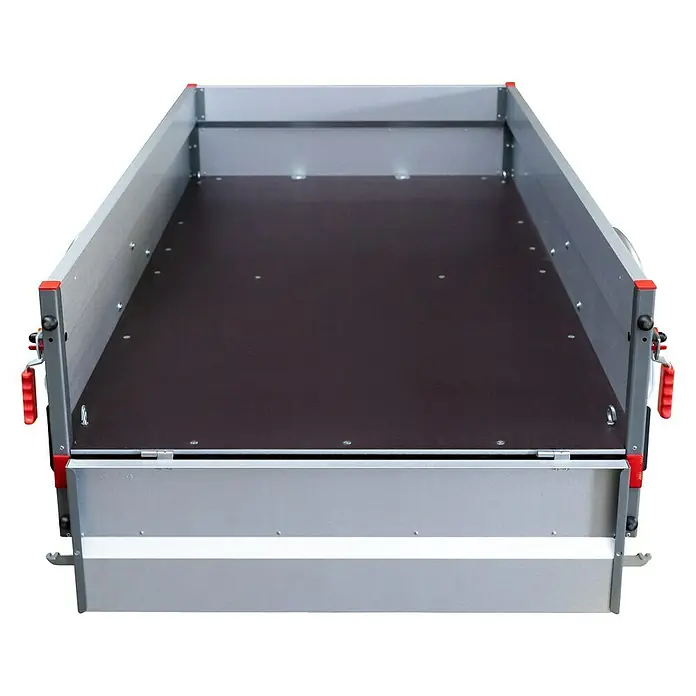 Stema Anhänger BASIC 1000 Kompakt - Nutzlast: 830 kg, Einachser, Kasteninnenmaß: 201 x 108 x 33 cm, Gebremst - Ansicht eines offenen Autoanhängers mit robustem Aufbau und dunkler Ladefläche. Ideal für den Transport verschiedener Güter.