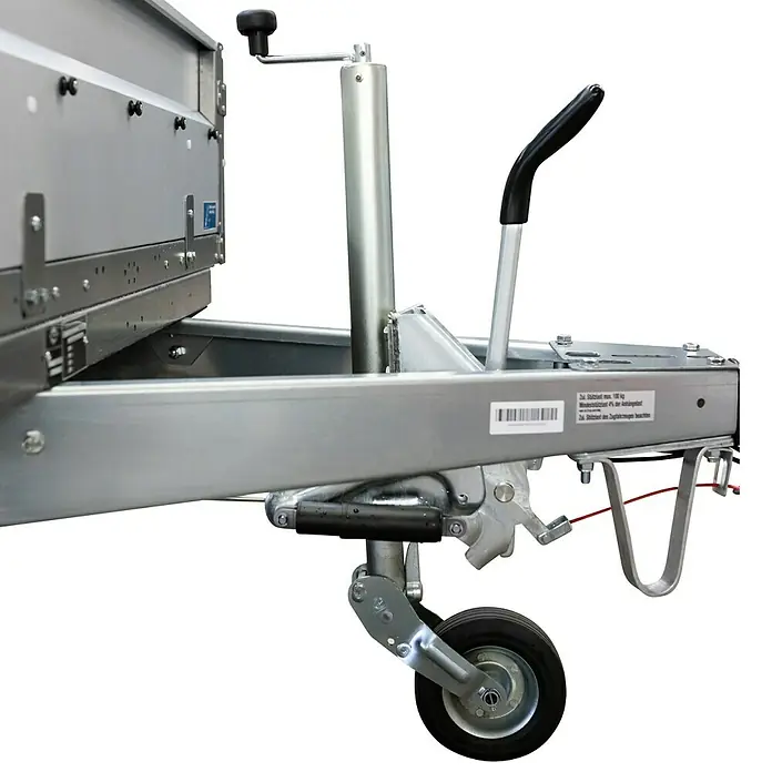 Stema Anhänger BASIC ST 2000-30-15.2 - Nutzlast: 1.575 kg, Doppelachser, Kasteninnenmaß: 301 x 153 x 35 cm, Gebremst - Eine Nahaufnahme der Zugeinrichtung eines Anhängers, die die Deichsel, das Stützrad und die Bedienhebel zeigt.