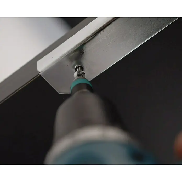 Easy Connect Regalbodenträger - Passend für: Easy Connect Regalsystem, 2 Stk. - Nahaufnahme einer Schraube, die mit einem Bohrschrauber in einen Metallstreifen geschraubt wird, befestigt an einer dunklen Oberfläche.