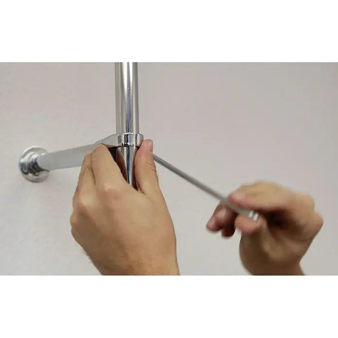 Easy Connect Wandhalter-Set - Passend für: Easy Connect Regalsystem, Chrom, 1 Stk. - Detailaufnahme der Montage einer verchromten Kleiderstange mit Schraubenzieher. Der Fokus liegt auf dem Installationsprozess und dem glänzenden Finish.