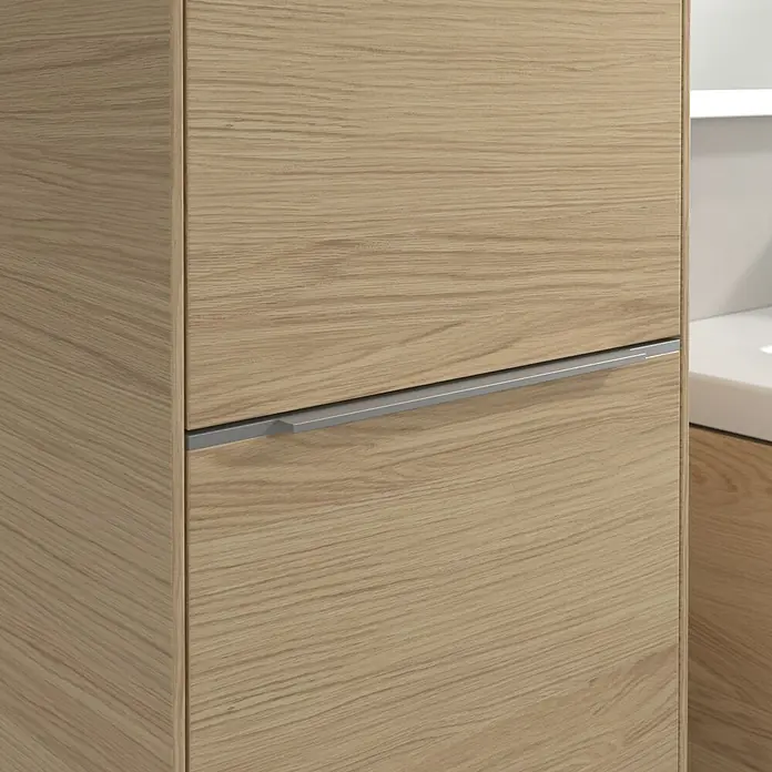 Villeroy & Boch Subway 3.0 Hochschrank - B x T x H: 40 x 36,2 x 171 cm, 1x Klappe mit Wäschekorb, 1x Tür, Nordik oak, Farbe Griff: Aluminium glänzend, DIN Anschlag: Links - Schrank mit Holzstruktur und silberfarbenem Griff, ein elegantes Möbelstück für moderne Innenräume.