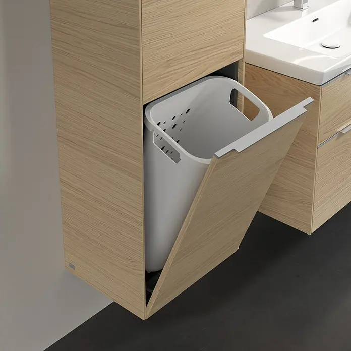 Villeroy & Boch Subway 3.0 Hochschrank - B x T x H: 40 x 36,2 x 171 cm, 1x Klappe mit Wäschekorb, 1x Tür, Nordik oak, Farbe Griff: Aluminium glänzend, DIN Anschlag: Links - Badezimmer-Design mit integriertem Wäschekorb. Der helle Holzschrank bietet eine praktische Lösung für die Wäscheaufbewahrung im Bad.
