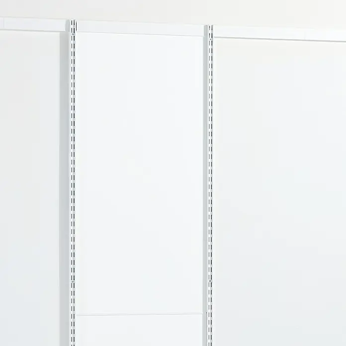Elfa Décor+ by Elfa Paneel Oben - L x B x H: 0,8 x 60 x 117,6 cm, Weiß, Passend für: Regalsystem Décor+ by Elfa - Detailansicht eines modularen, weißen Regalsystems mit vertikalen Schienen zur flexiblen Anordnung von Regalböden.