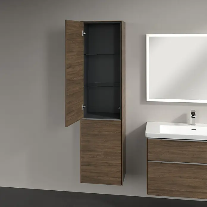 Villeroy & Boch Subway 3.0 Hochschrank - B x T x H: 40 x 36,2 x 171 cm, 1x Klappe mit Wäschekorb, 1x Tür, Arizona Oak, Farbe Griff: Aluminium glänzend, DIN Anschlag: Links - Eine Badezimmereinrichtung mit einem Spiegelschrank, einem Waschtisch mit Schubladen und einem offenen Hochschrank in Holzoptik.
