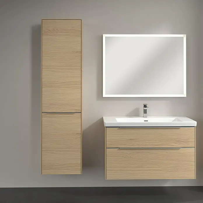 Villeroy & Boch Subway 3.0 Hochschrank - B x T x H: 40 x 36,2 x 171 cm, 1x Klappe mit Wäschekorb, 1x Tür, Nordik oak, Farbe Griff: Aluminium glänzend, DIN Anschlag: Links - Modernes Badezimmer-Set mit Waschtischunterschrank in Holzoptik, Spiegelschrank mit Beleuchtung und Hochschrank.