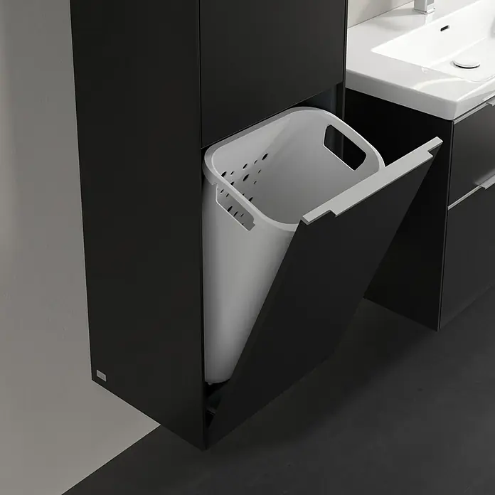Villeroy & Boch Subway 3.0 Hochschrank - B x T x H: 40 x 36,2 x 171 cm, 1x Klappe mit Wäschekorb, 1x Tür, Volcano Black, Farbe Griff: Aluminium glänzend, DIN Anschlag: Links - Schwarzer Badezimmerschrank mit integriertem, herausziehbarem Wäschekorb für mehr Komfort und Ordnung im Bad.