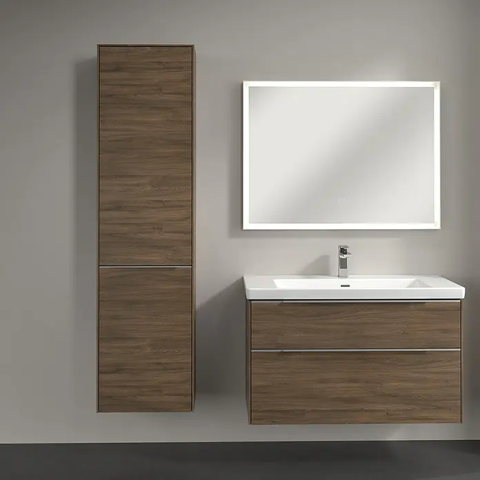 Villeroy & Boch Subway 3.0 Hochschrank - B x T x H: 40 x 36,2 x 171 cm, 1x Klappe mit Wäschekorb, 1x Tür, Arizona Oak, Farbe Griff: Aluminium glänzend, DIN Anschlag: Links - Badezimmer-Set mit einem Waschbeckenunterschrank in Holzoptik, einem passenden Spiegelschrank mit Beleuchtung und einem Hochschrank.