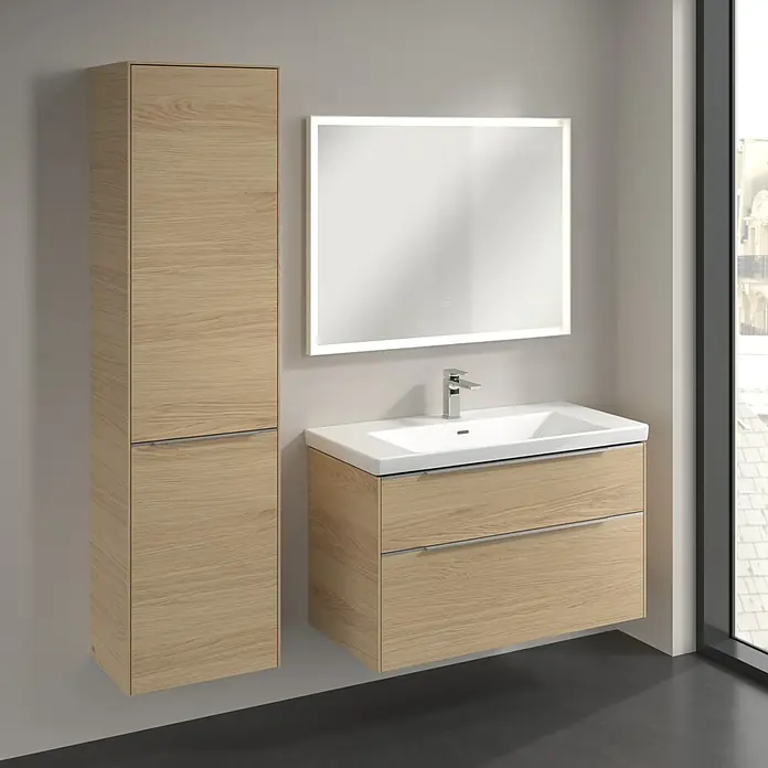 Villeroy & Boch Subway 3.0 Hochschrank - B x T x H: 40 x 36,2 x 171 cm, 1x Klappe mit Wäschekorb, 1x Tür, Nordik oak, Farbe Griff: Aluminium glänzend, DIN Anschlag: Links - Badezimmer-Ensemble mit Waschtischunterschrank in Holzoptik, Hochschrank und beleuchtetem Spiegel für ein modernes Ambiente.