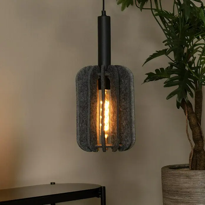 Lucide Rafal Pendelleuchte - 40 W, L x B x H: 27 x 10 x 183 cm, Grau, E27, Anzahl Leuchtmittel: 1 Stk. - Moderne Hängelampe mit einem grauen, filzähnlichen Lampenschirm und einer warm leuchtenden Edison-Glühbirne.