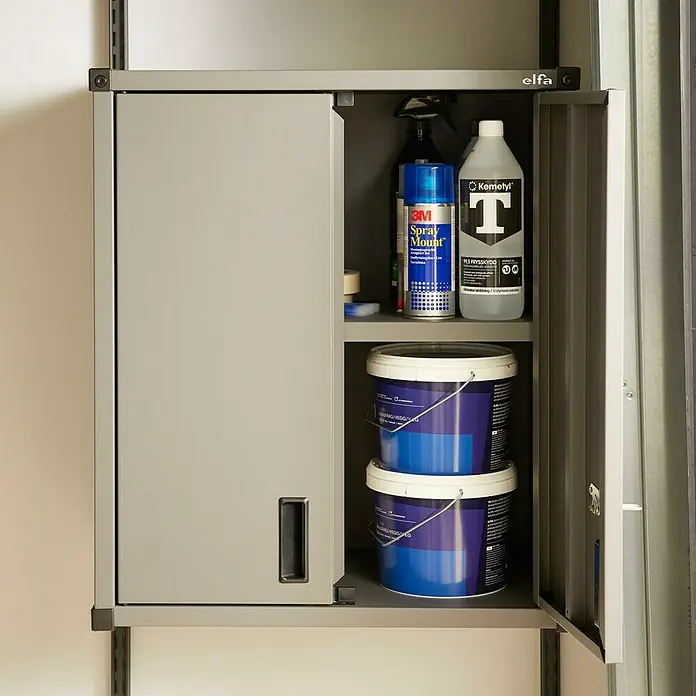 Elfa Garage+ by Elfa Hängeschrank - L x B x H: 34,8 x 60,5 x 70,9 cm, Grau matt - Grauer Elfa-Schrank mit Reinigungs- und Sprühprodukten, sowie Farbeimern auf zwei Regalebenen, ideal für Garage oder Werkstatt.