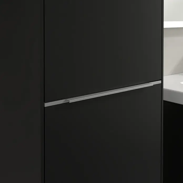 Villeroy & Boch Subway 3.0 Hochschrank - B x T x H: 40 x 36,2 x 171 cm, 1x Klappe mit Wäschekorb, 1x Tür, Volcano Black, Farbe Griff: Aluminium glänzend, DIN Anschlag: Links - Nahaufnahme eines eleganten, schwarzen Badezimmerschranks mit einem schlanken, silbernen Griff und einem modernen Design.