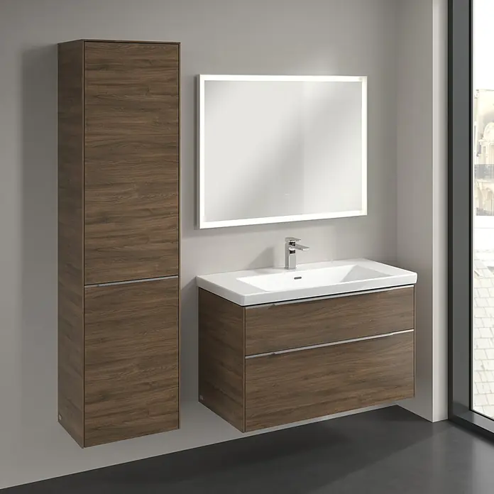Villeroy & Boch Subway 3.0 Hochschrank - B x T x H: 40 x 36,2 x 171 cm, 1x Klappe mit Wäschekorb, 1x Tür, Arizona Oak, Farbe Griff: Aluminium glänzend, DIN Anschlag: Links - Modernes Badezimmer-Set mit Waschtischunterschrank, Waschbecken und hochglänzendem Spiegelschrank. Ein schlanker Hochschrank bietet zusätzlichen Stauraum.