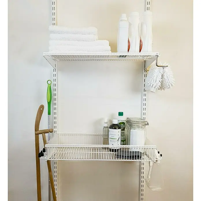 Elfa Classic by Elfa Wandregal Set - L x B x H: 37 x 75 x 70 cm, Metall - Weißes Regalsystem mit Reinigungsutensilien, Handtüchern und Putzmitteln, ordentlich arrangiert an einer weißen Wand.