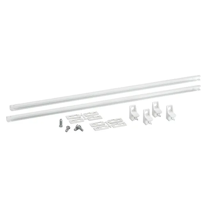 Elfa Classic by Elfa Laufschiene - Länge: 44 cm, Passend für: Regalsystem Classic by Elfa - Die Abbildung zeigt ein Set für die Befestigung von Rollos, inklusive Schienen, Halterungen und Schrauben, alles in Weiß gehalten.