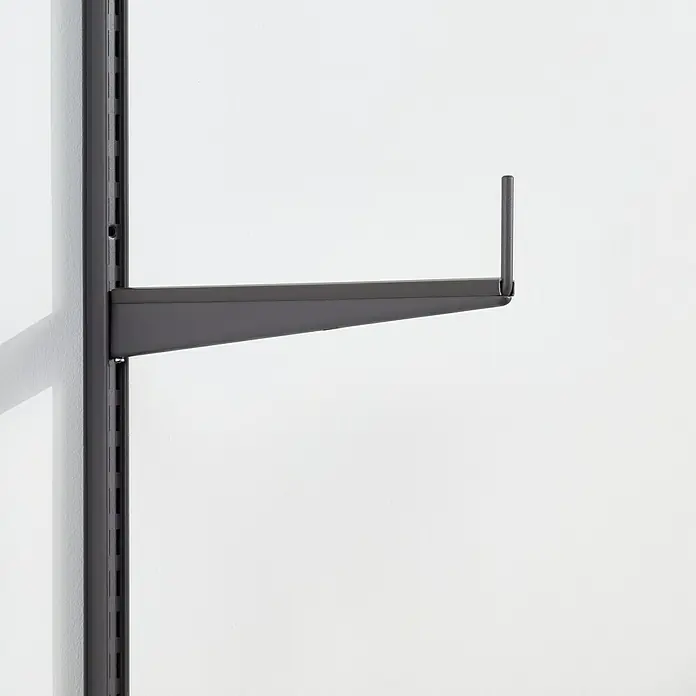 Elfa Garage+ by Elfa Bodenträger Aufsatz - L x B x H: 42,6 x 0,8 x 8,5 cm, Kunststoff - Bild einer schwarzen Metall-Regalhalterung mit einer Stange zur Aufhängung von Kleidung an einer weißen Wand.