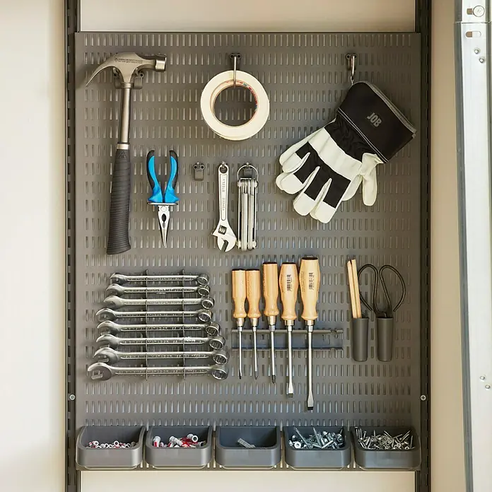 Elfa Garage+ by Elfa Lochwandhaken-Set - 17 -tlg. - Werkzeugwand mit Hammer, Schraubenschlüsseln, Schraubendrehern und mehr für eine organisierte Werkstatt.