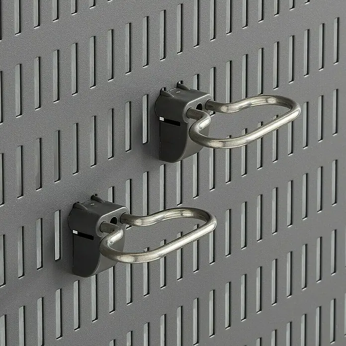 Elfa Garage+ by Elfa Ringhaken - L x B x H: 5,9 x 5,3 x 3,3 cm - Detailaufnahme eines grauen Werkzeugwand-Systems mit zwei Werkzeughaltern aus Metall für eine Werkstatt.